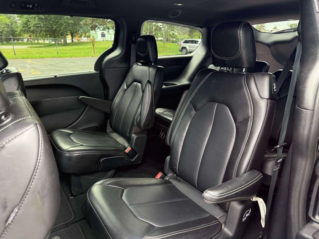 Used 2025 Chrysler Pacifica Select FWD image 12