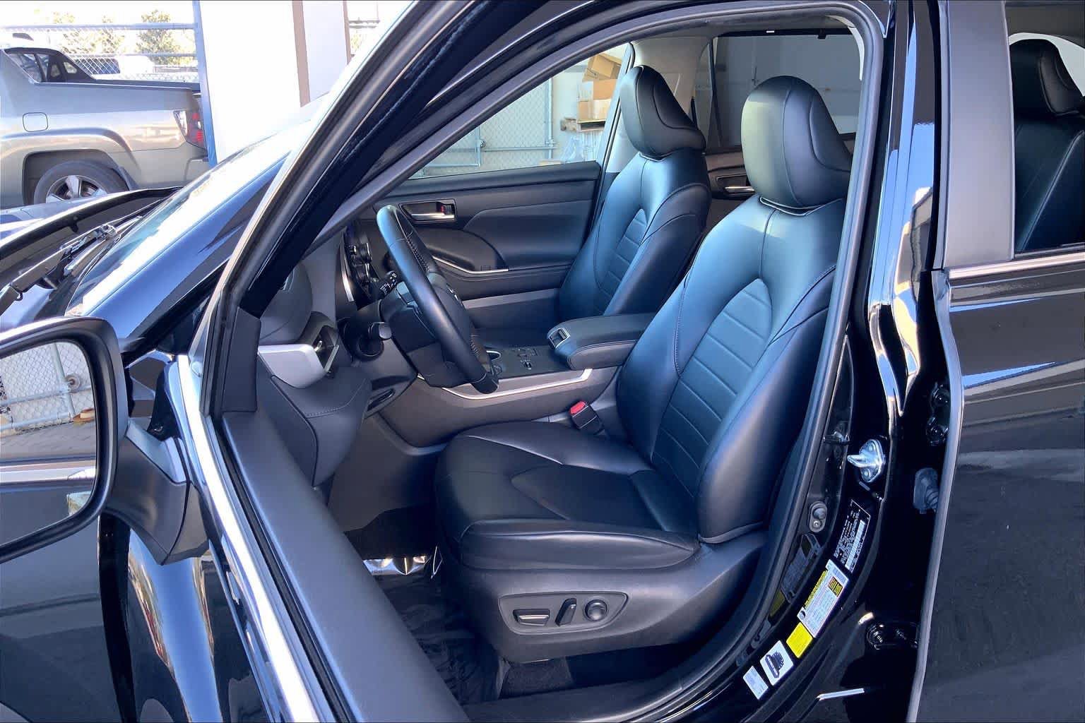Used 2024 Toyota Highlander XLE FWD image 14