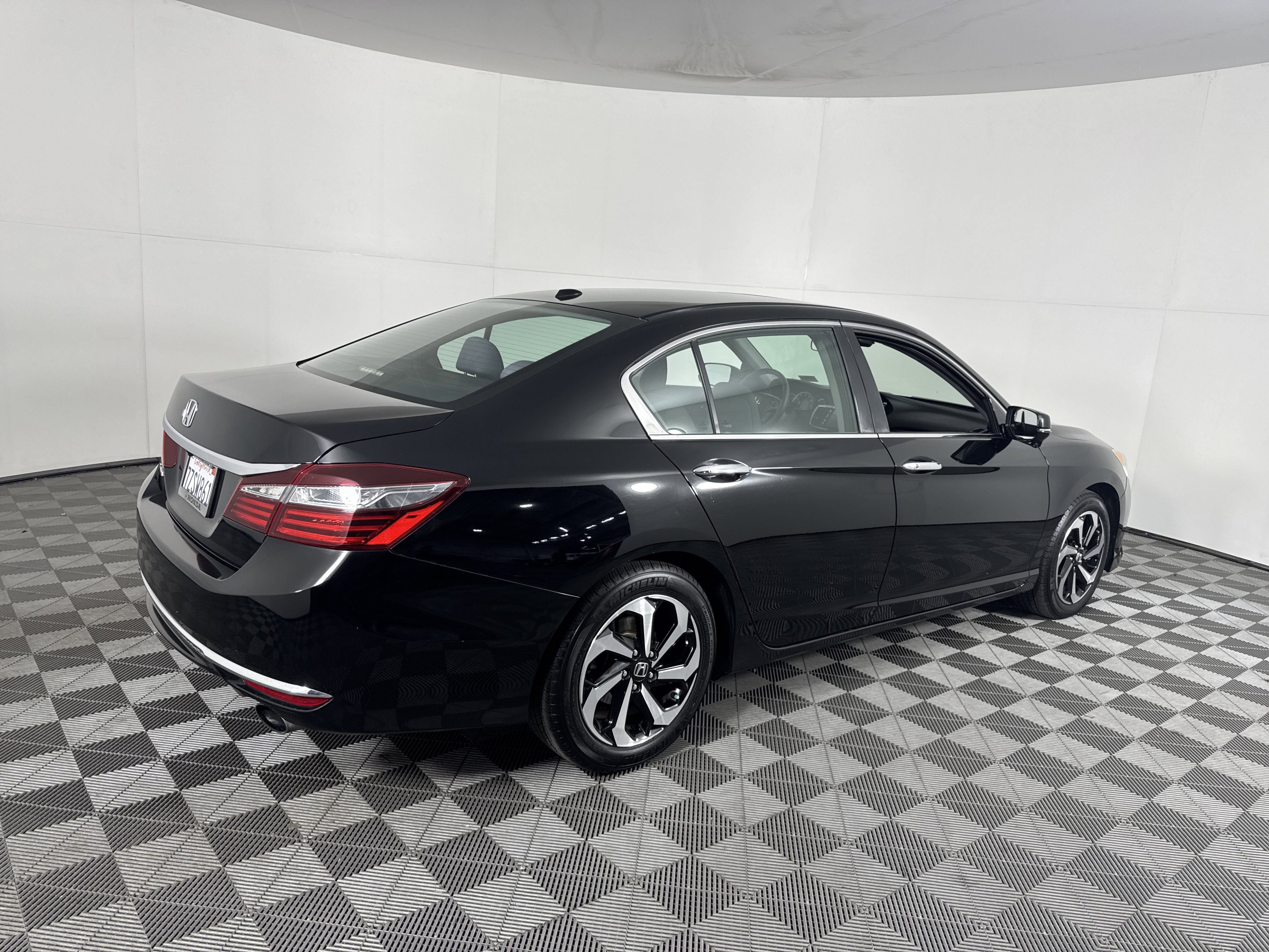Used 2017 Honda Accord EX image 4