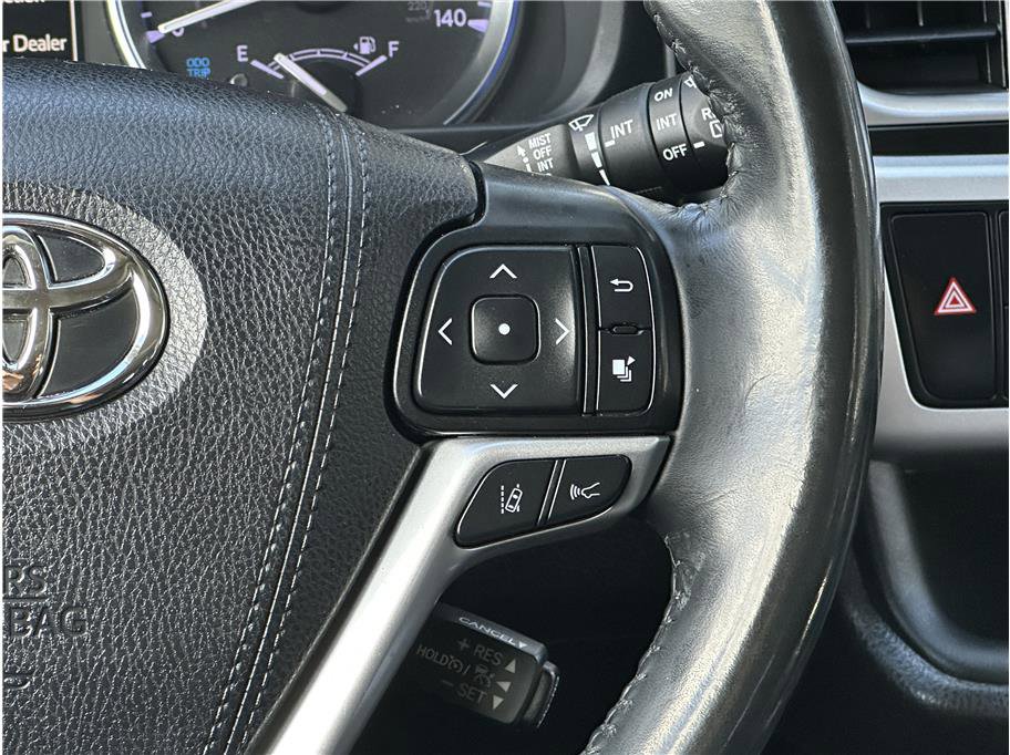 Used 2019 Toyota Highlander SE w/ Nightshade Edition AWD/4WD image 24