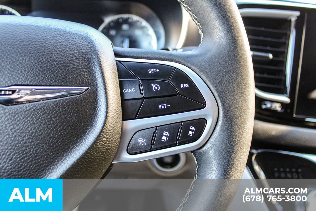 Used 2023 Chrysler Pacifica Touring-L image 30