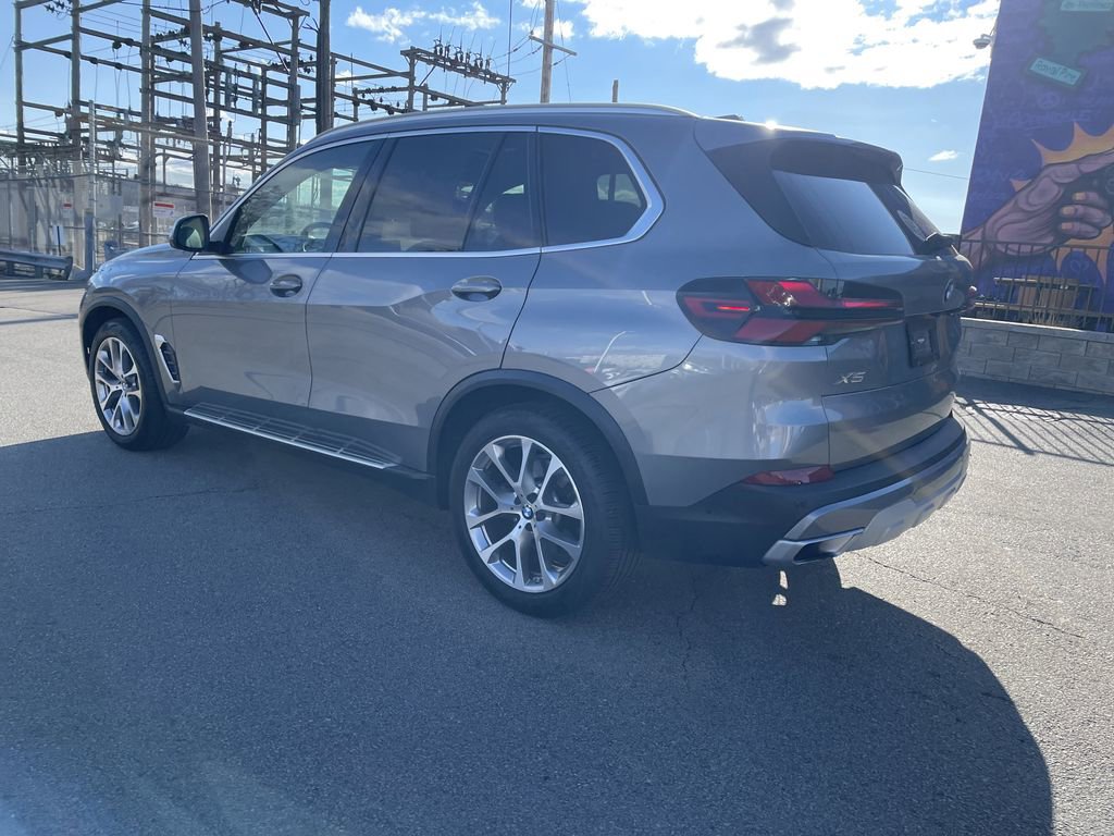 Used 2024 BMW X5 xDrive40i w/ Premium Package image 3