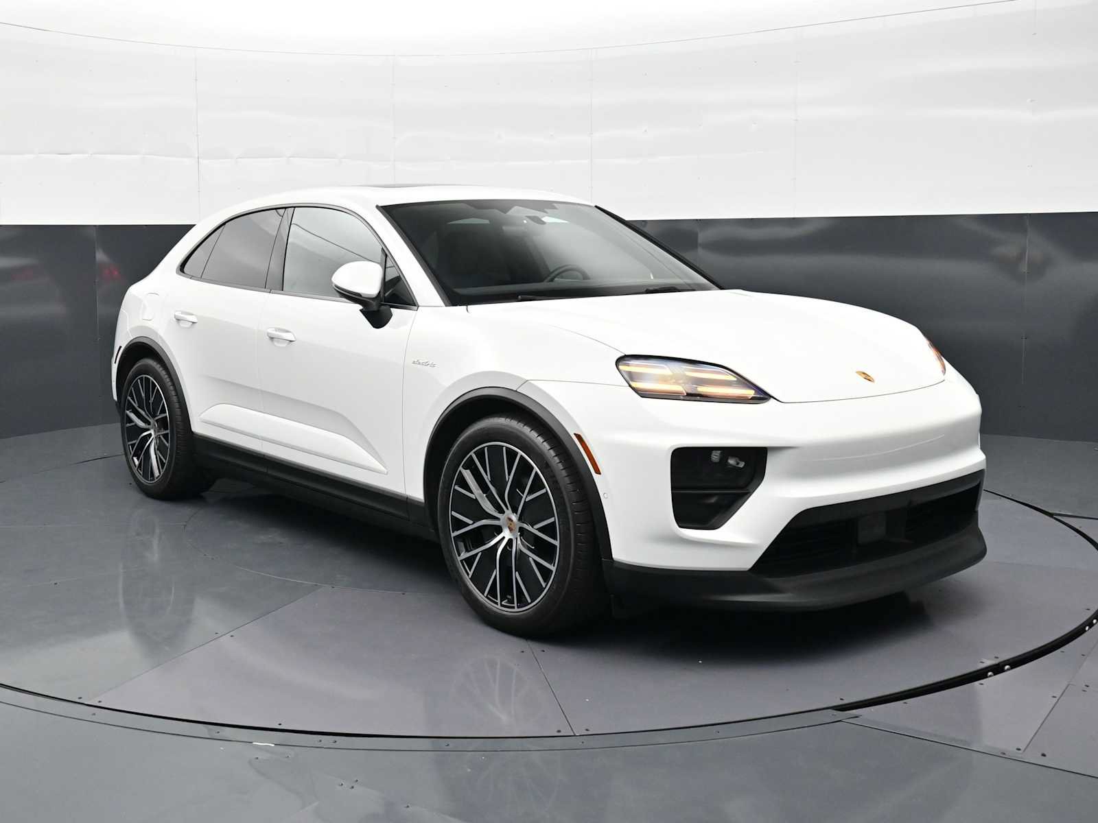 Certified 2025 Porsche Macan Electric RWD image 27