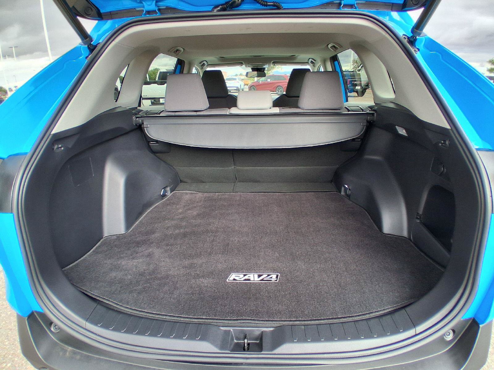 Used 2020 Toyota RAV4 XLE w/ Convenience Package FWD image 20