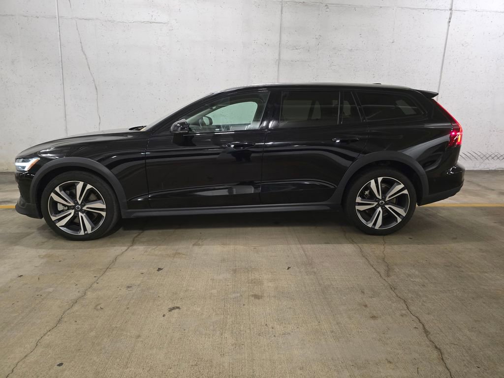 Used 2025 Volvo V60 B5 Cross Country Plus image 2