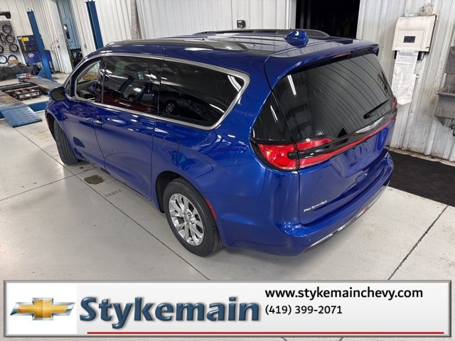 Used 2021 Chrysler Pacifica Touring-L w/ Uconnect Theater Family Group image 10