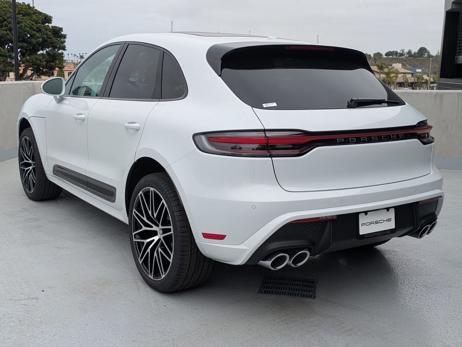 Certified 2025 Porsche Macan AWD/4WD image 3