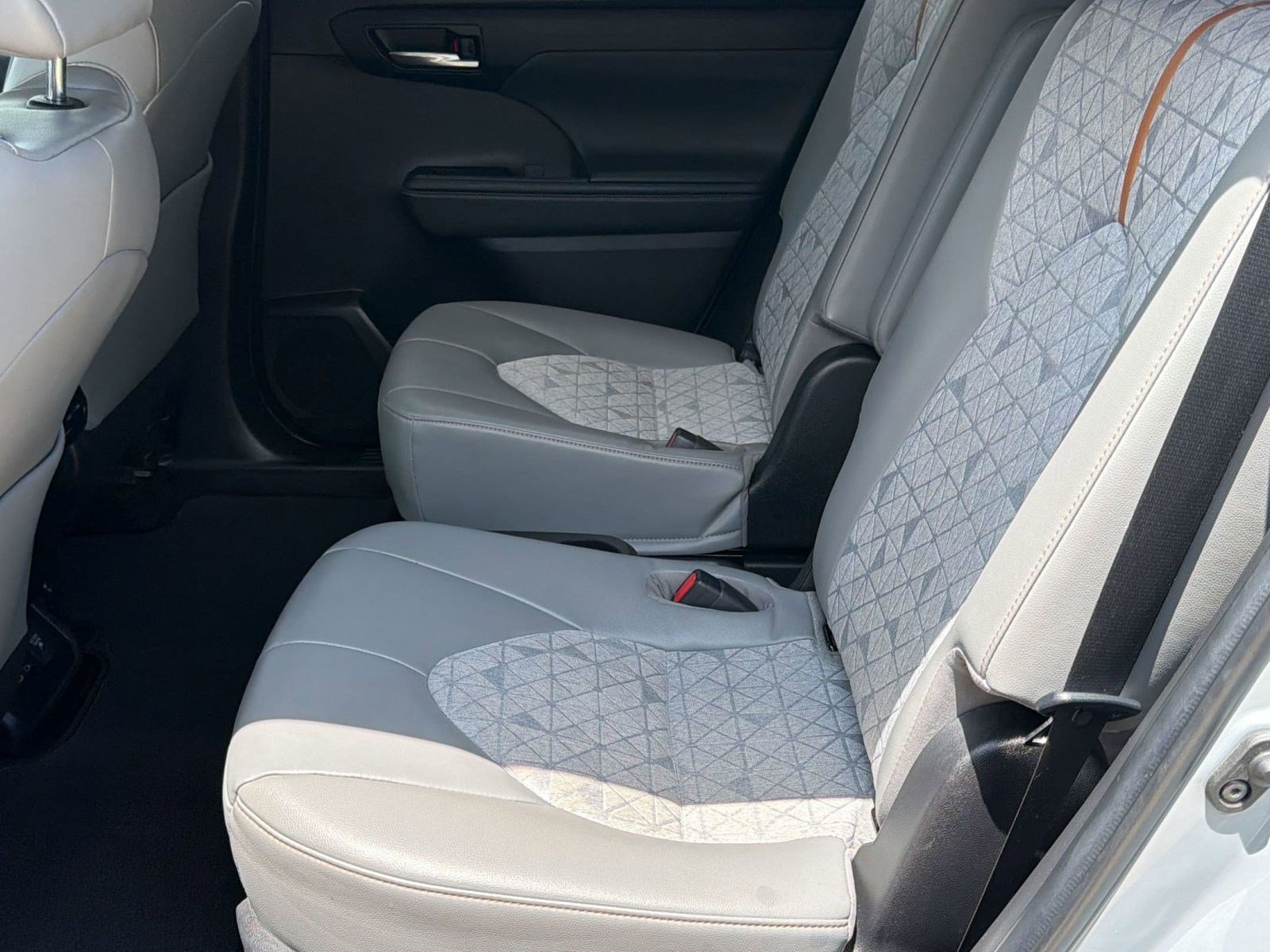 Used 2023 Toyota Highlander Bronze Edition FWD image 14