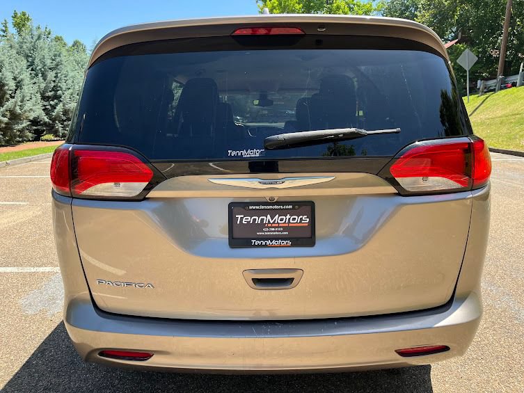 Used 2017 Chrysler Pacifica Touring FWD image 46