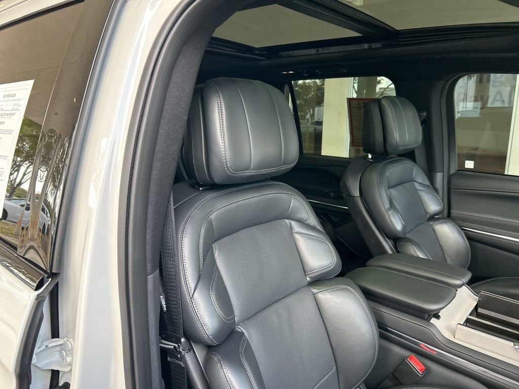 Used 2025 Lincoln Navigator Reserve w/ Jet Appearance Package image 24