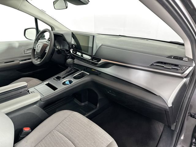 Used 2025 Toyota Sienna LE image 28