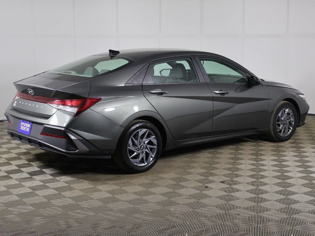 Used 2024 Hyundai Elantra SEL FWD image 9