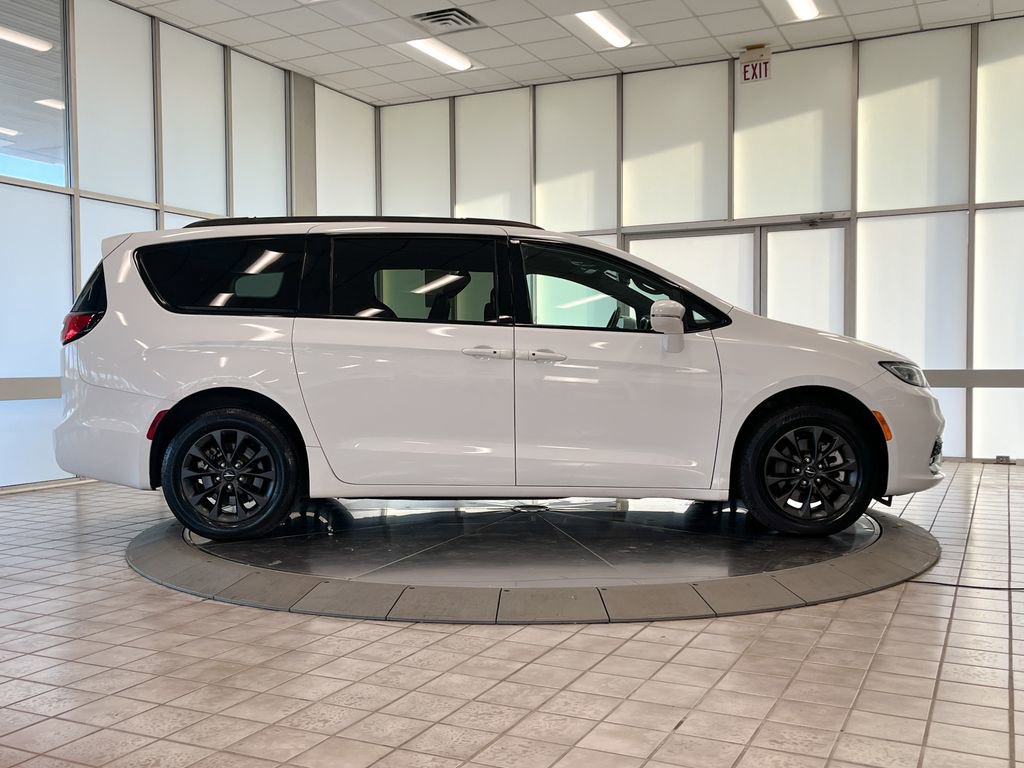 Used 2021 Chrysler Pacifica Touring w/ Cold Weather Group image 9