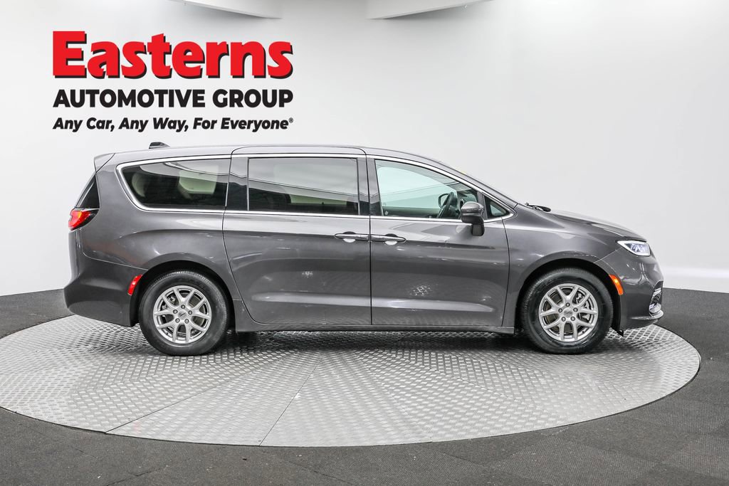 Used 2023 Chrysler Pacifica Touring-L image 4