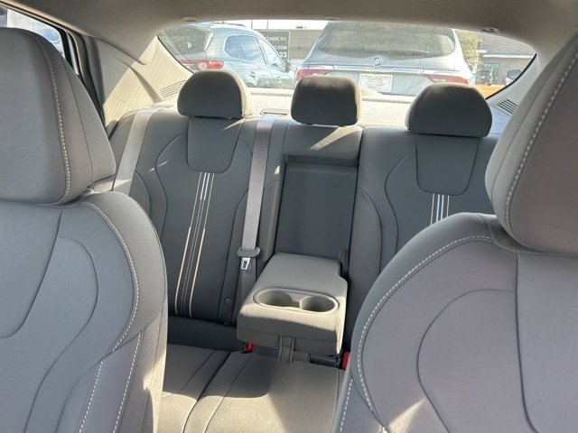 Used 2025 Hyundai Elantra SEL image 40