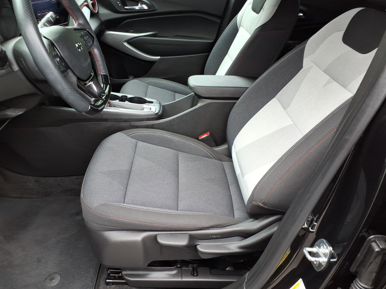 Certified 2024 Chevrolet Trax RS w/ Sunroof Package FWD image 14