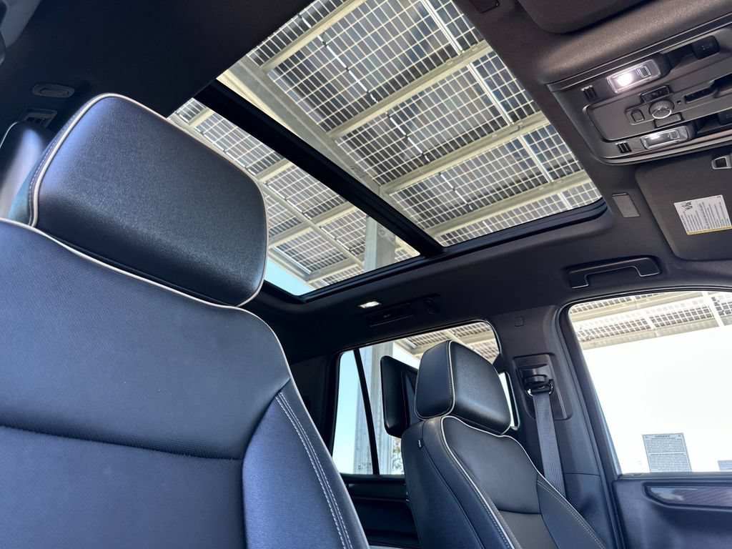 Used 2025 GMC Yukon Elevation w/ Elevation Premium Package AWD/4WD image 17