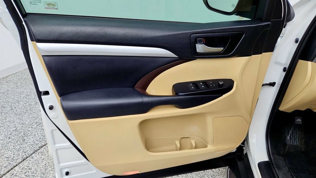 Used 2019 Toyota Highlander XLE AWD/4WD image 11