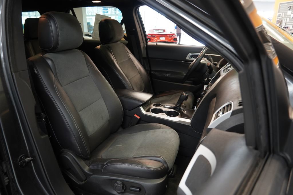 Used 2015 Ford Explorer XLT w/ Equipment Group 202A FWD image 35