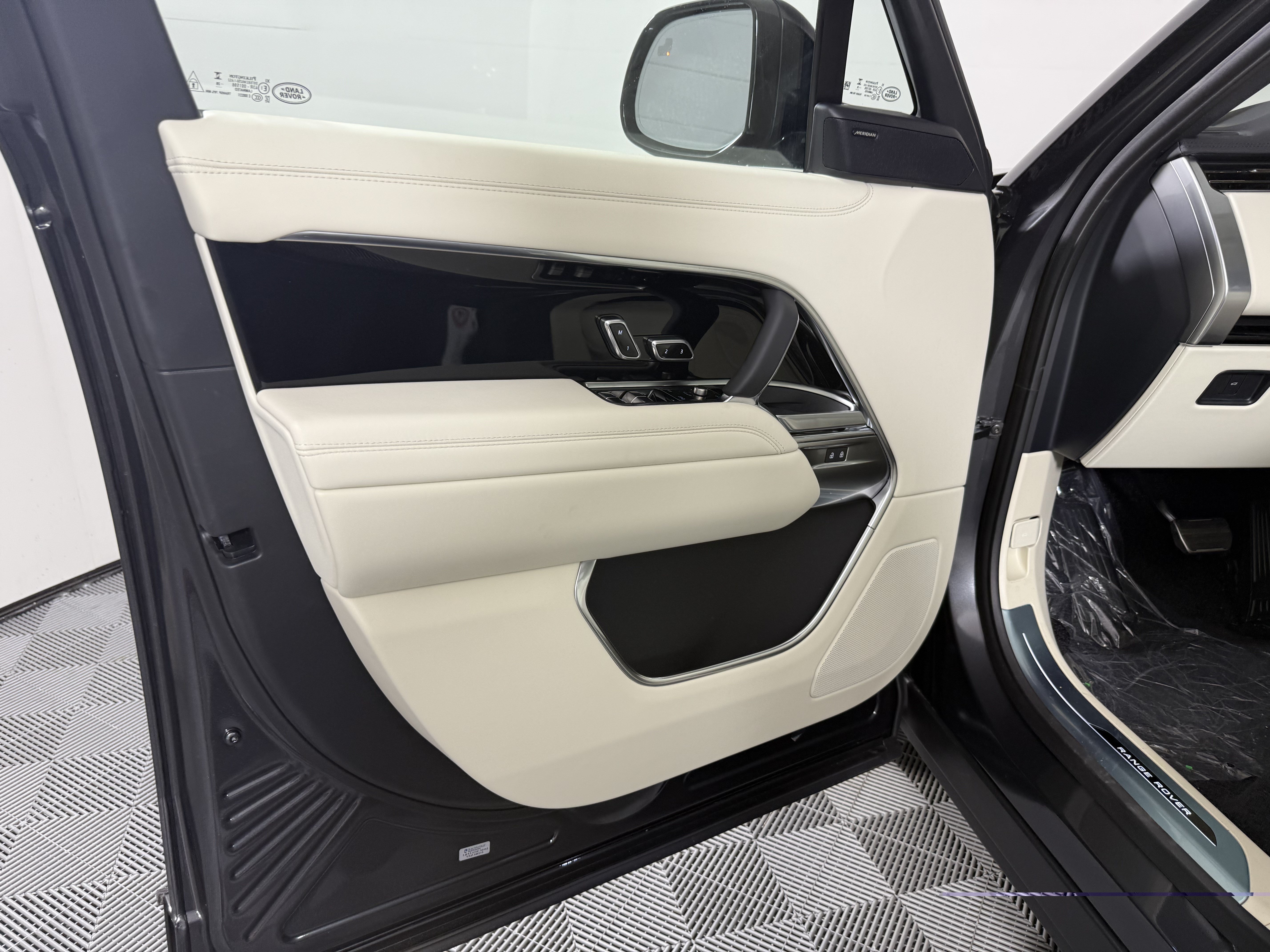 New 2026 Land Rover Range Rover SE AWD/4WD image 13