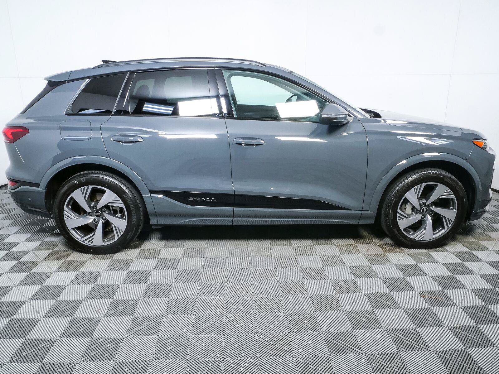 Used 2025 Audi Q6 e-tron Premium Plus w/ Premium Plus AWD/4WD image 2
