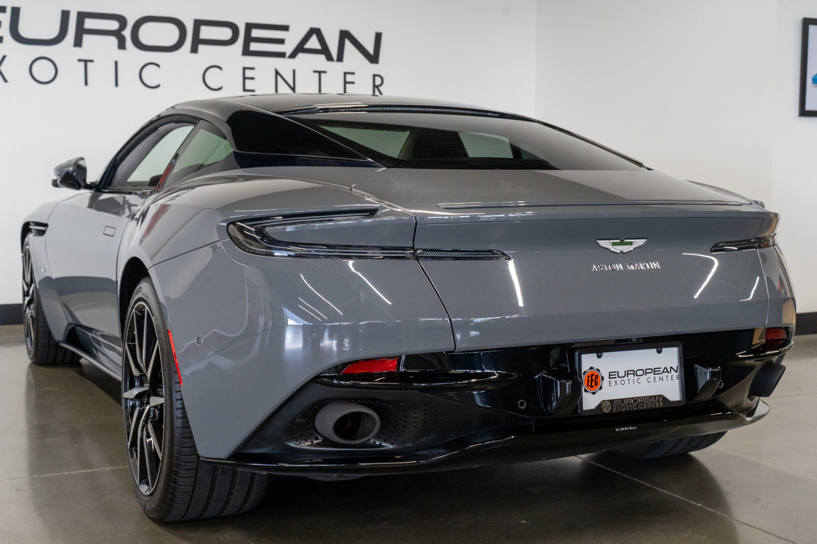Used 2018 Aston Martin DB11 V12 RWD image 25