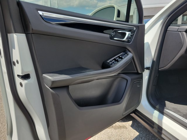 Certified 2015 Porsche Macan S AWD/4WD image 25