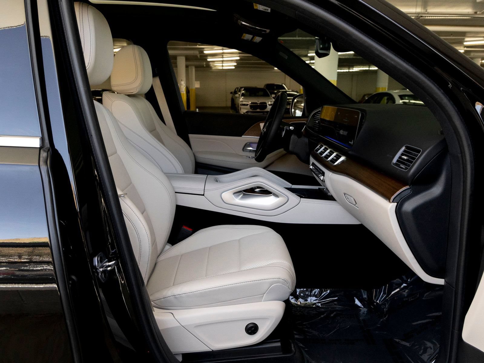 Certified 2025 Mercedes-Benz GLE 450e 4MATIC w/ Driver Assistance Package image 28