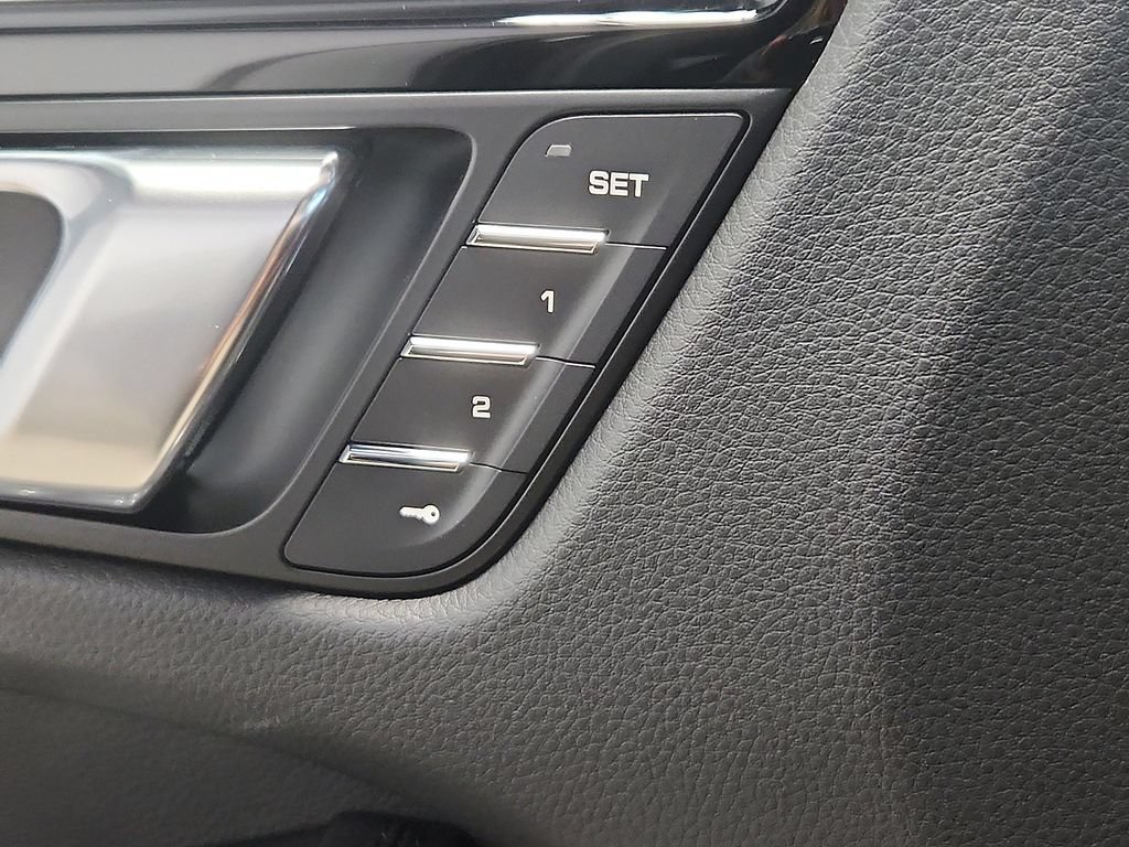 Certified 2026 Porsche Macan AWD/4WD image 24