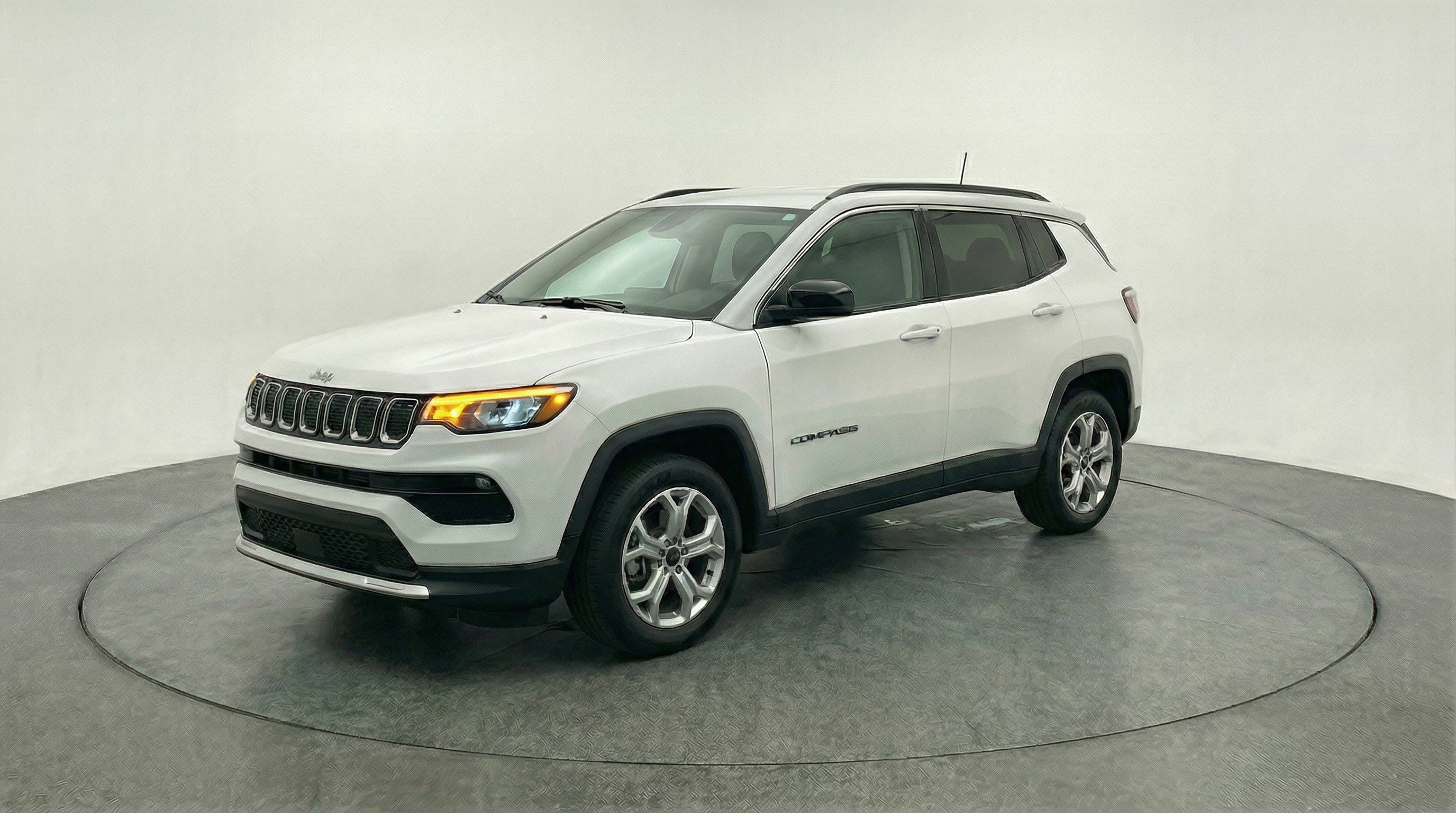 Used 2025 Jeep Compass Latitude image 3