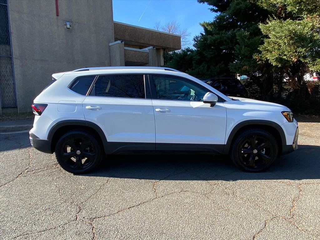 Used 2025 Volkswagen Taos SEL image 2