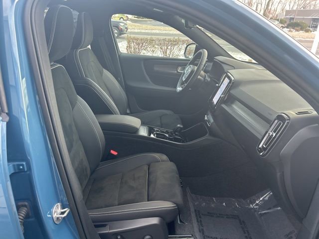 Certified 2025 Volvo XC40 B5 Plus AWD/4WD image 15