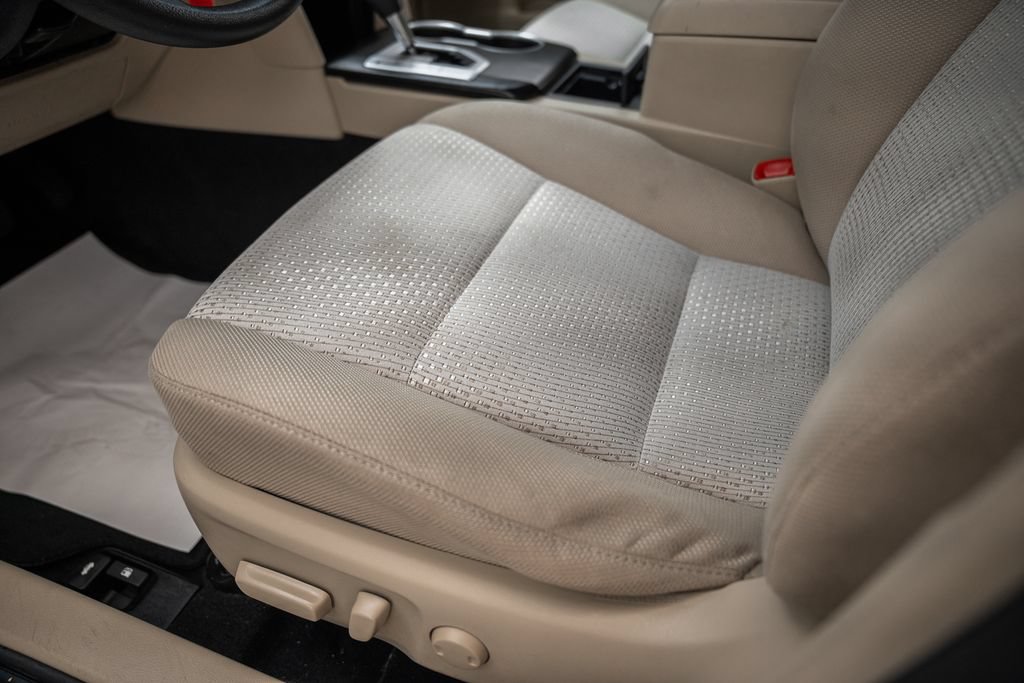Used 2012 Toyota Camry LE FWD image 29