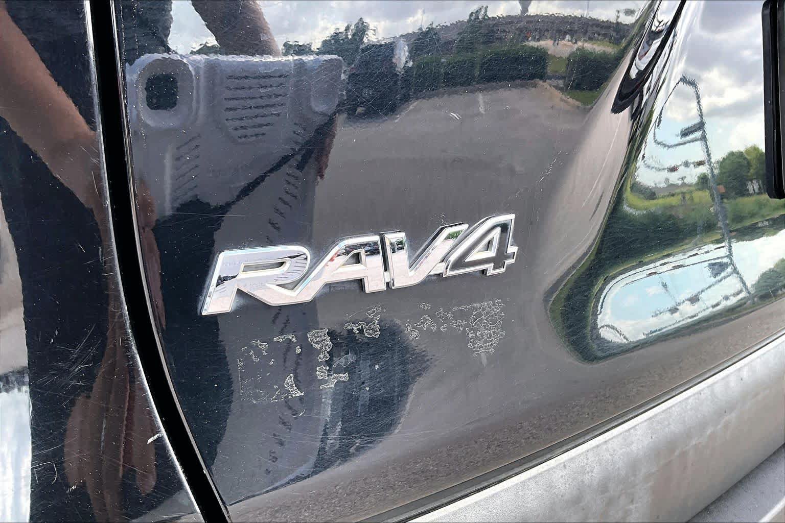 Used 2019 Toyota RAV4 LE w/ Carpet Mat Package FWD image 10