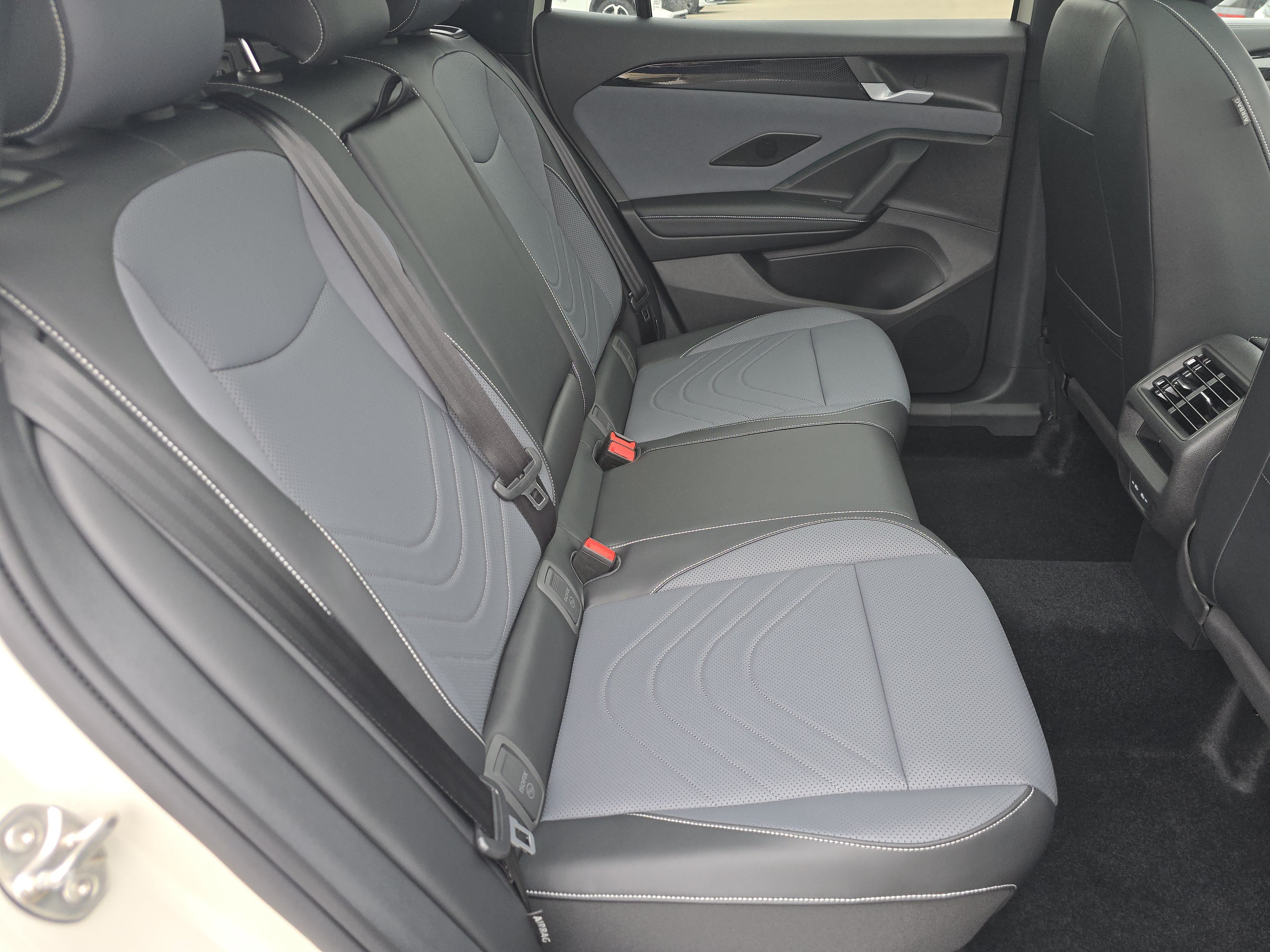 New 2026 Volkswagen Tiguan SE R-Line AWD/4WD image 16
