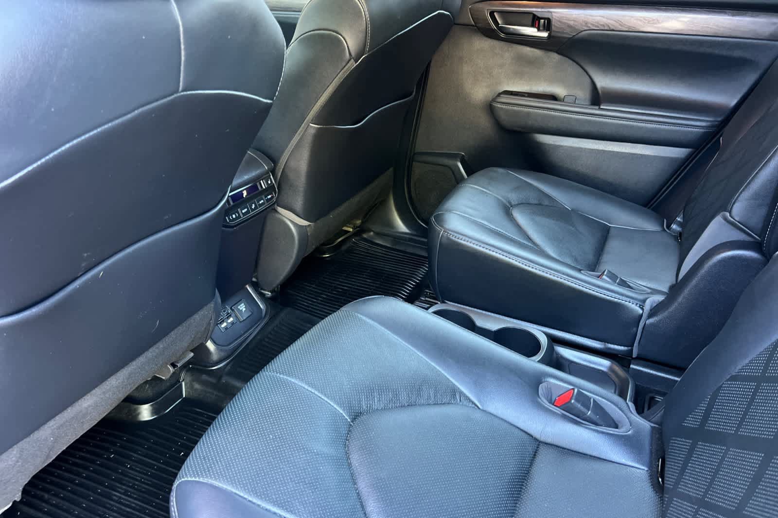 Used 2021 Toyota Highlander Platinum AWD/4WD image 4