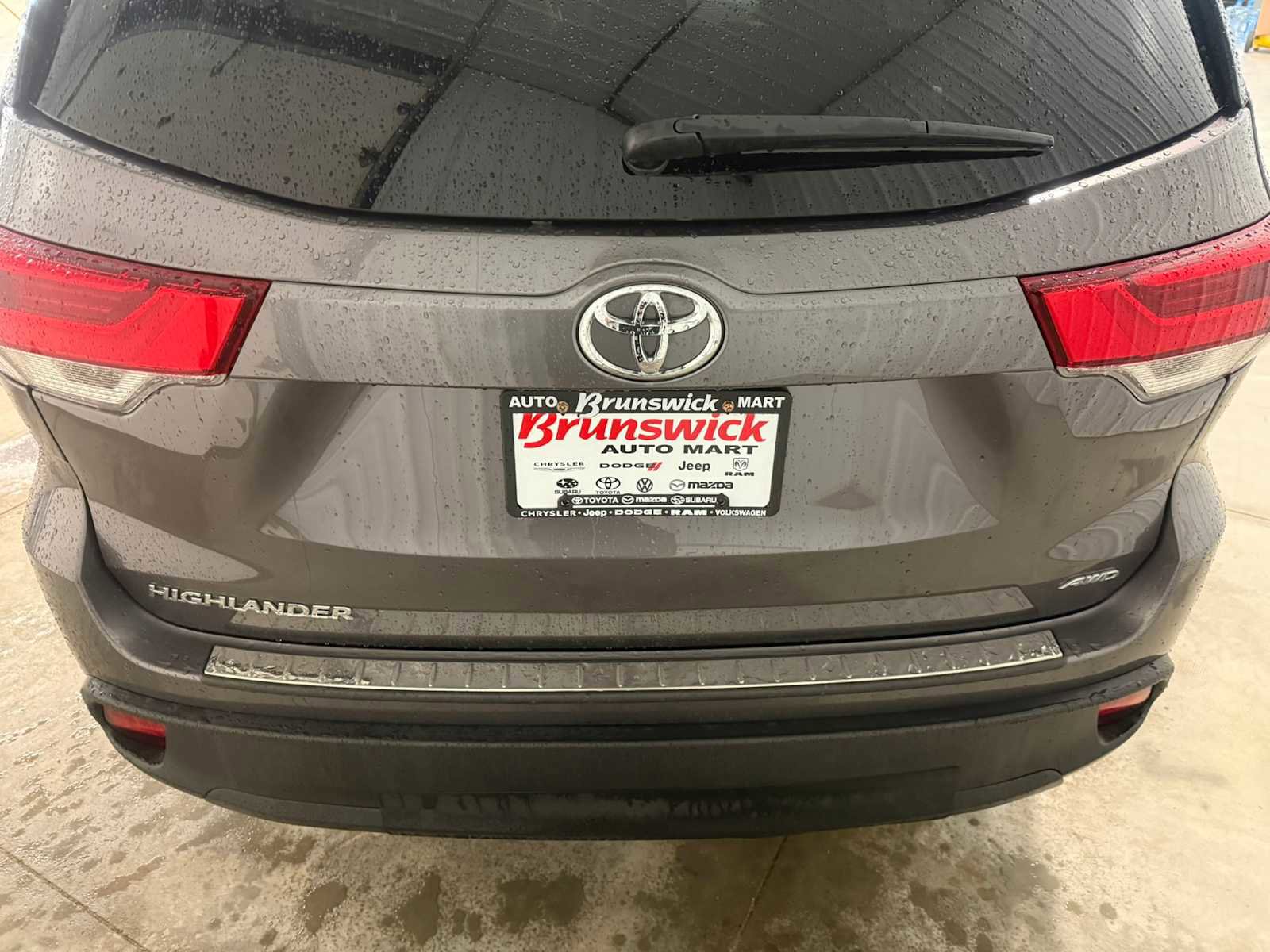 Used 2019 Toyota Highlander LE AWD/4WD image 16