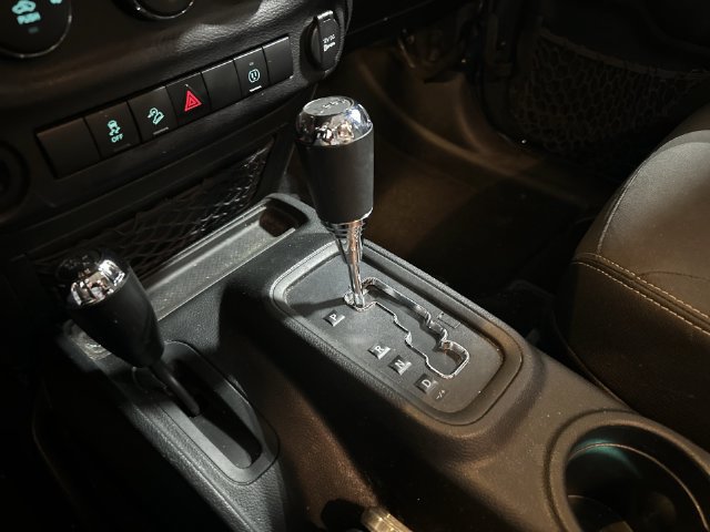 Used 2018 Jeep Wrangler Sahara w/ Connectivity Group AWD/4WD image 27