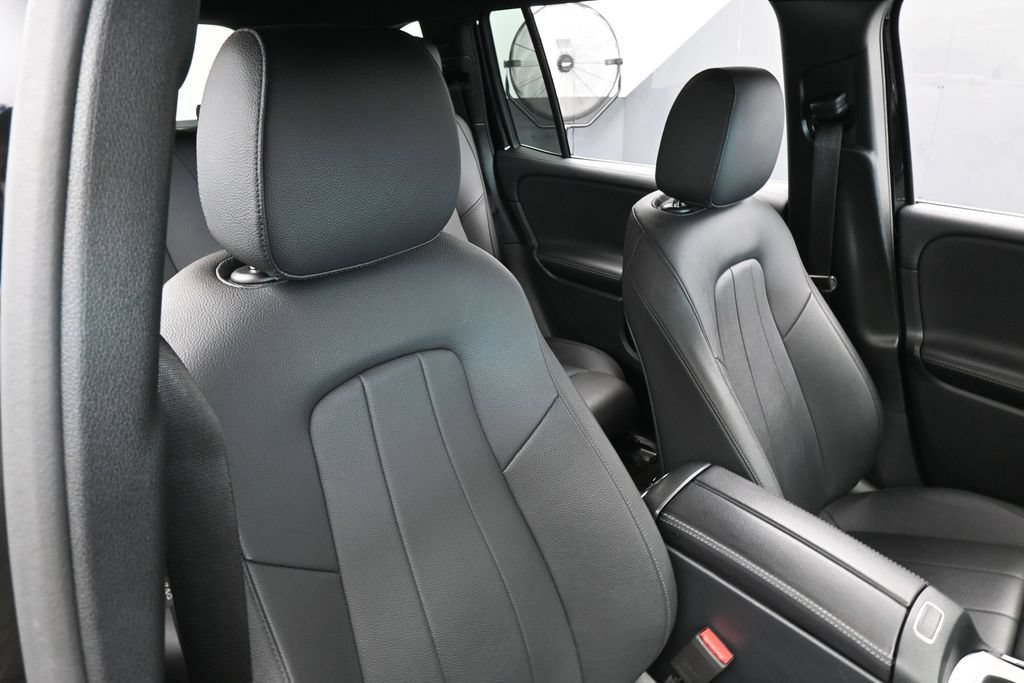 Used 2025 Mercedes-Benz GLB 250 image 42