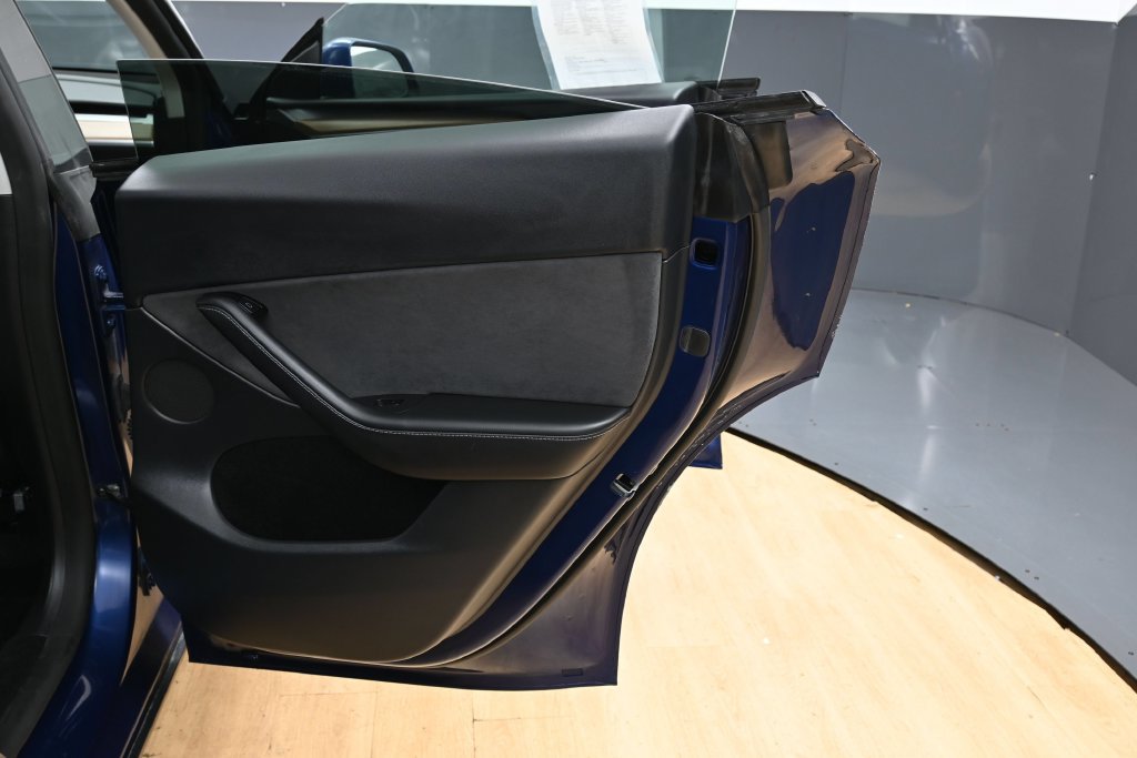 Used 2025 Tesla Model Y Long Range RWD image 39