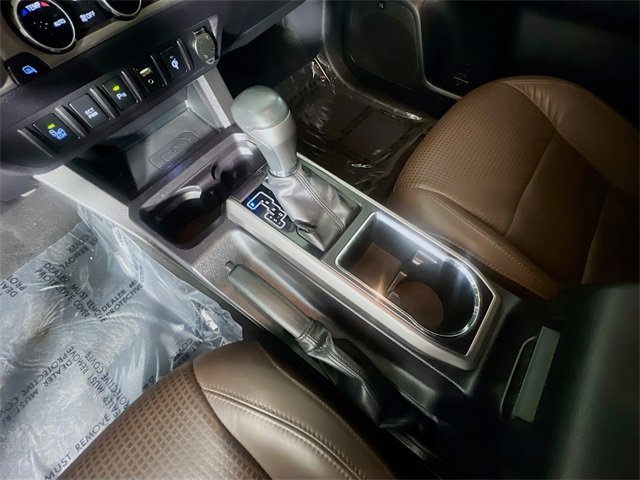 Used 2016 Toyota Tacoma Limited image 24