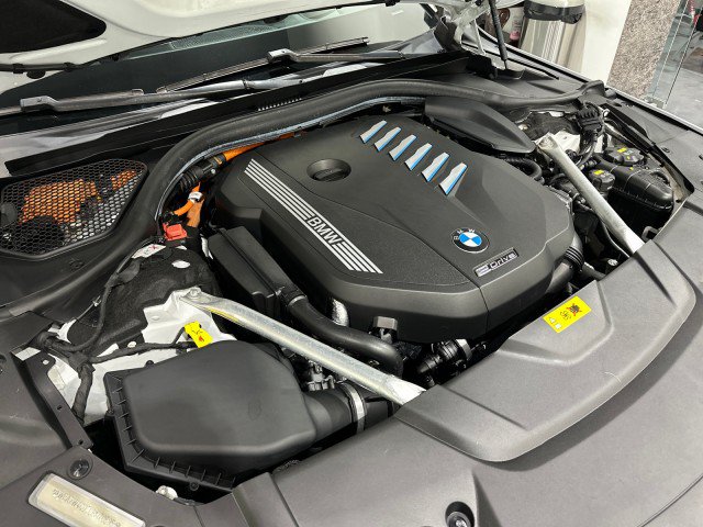 Used 2020 BMW 745e xDrive AWD/4WD image 10