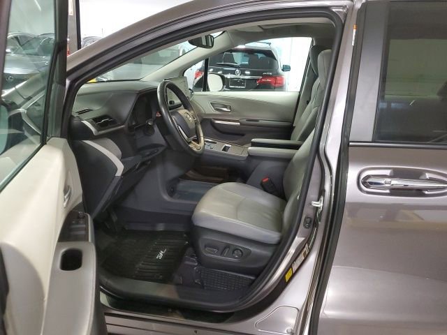 Used 2022 Toyota Sienna XLE image 11
