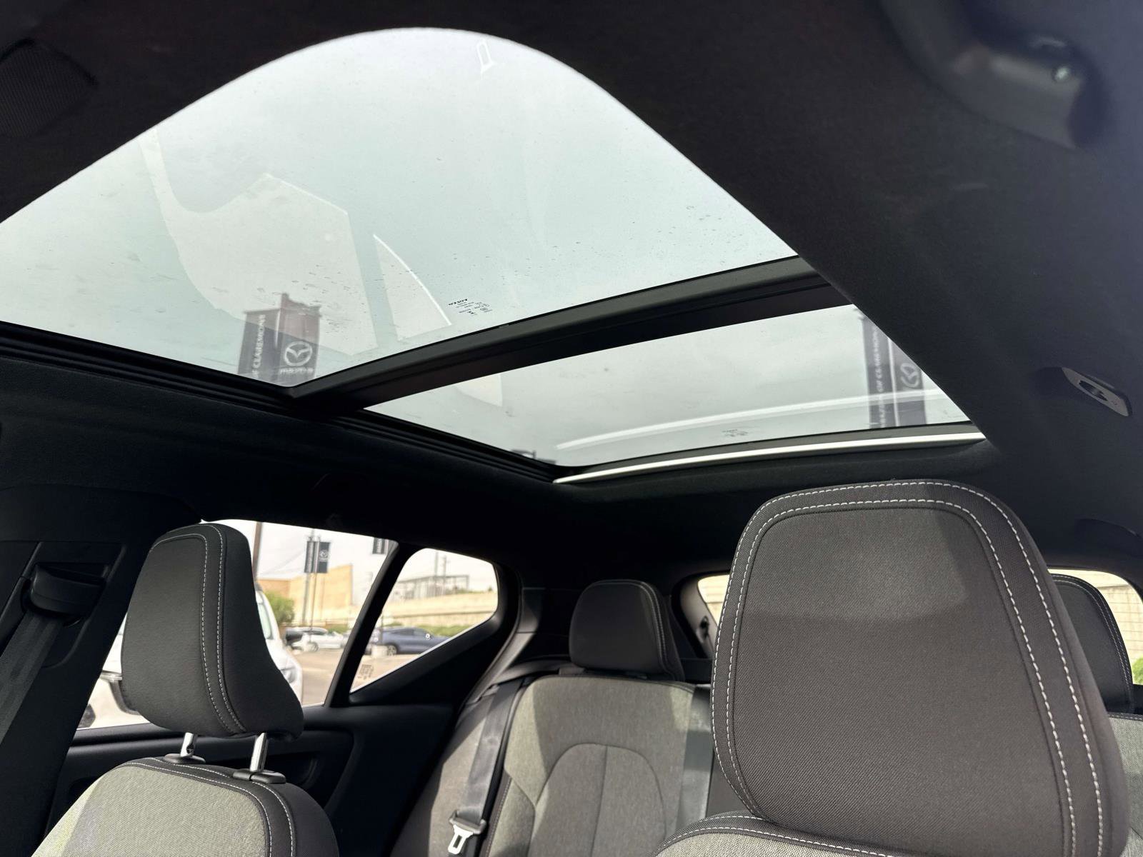 Used 2024 Volvo XC40 B5 Core image 11