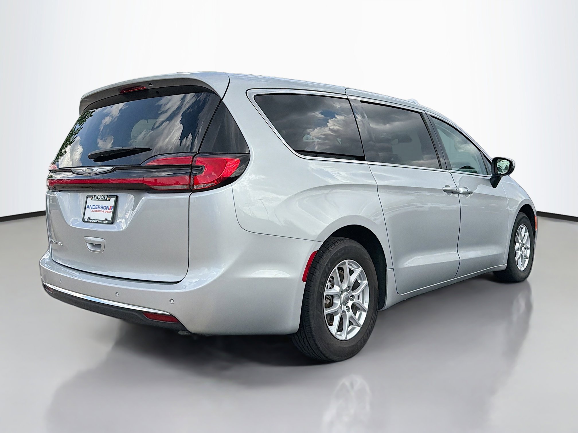 Used 2023 Chrysler Pacifica Touring-L FWD image 2