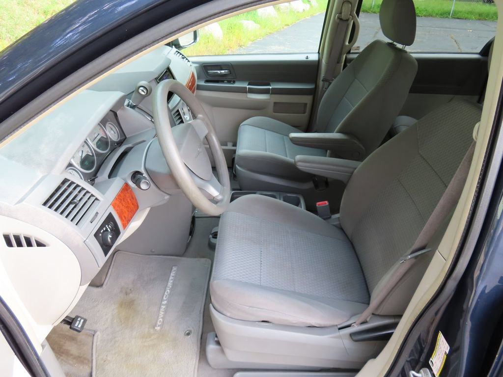 Used 2009 Chrysler Town & Country LX FWD image 18