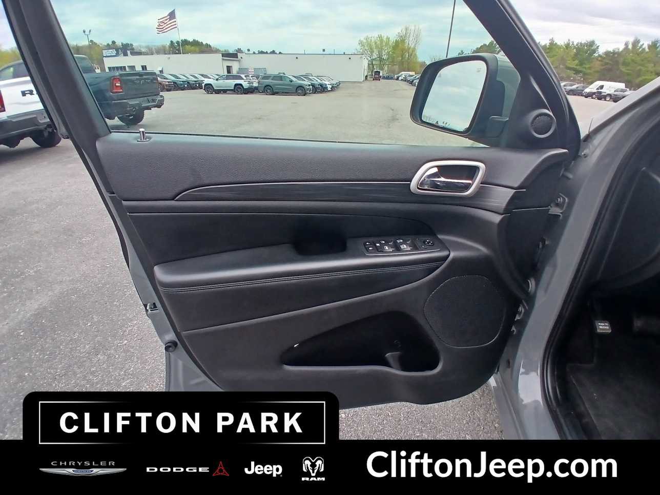 Used 2020 Jeep Grand Cherokee Altitude AWD/4WD image 9