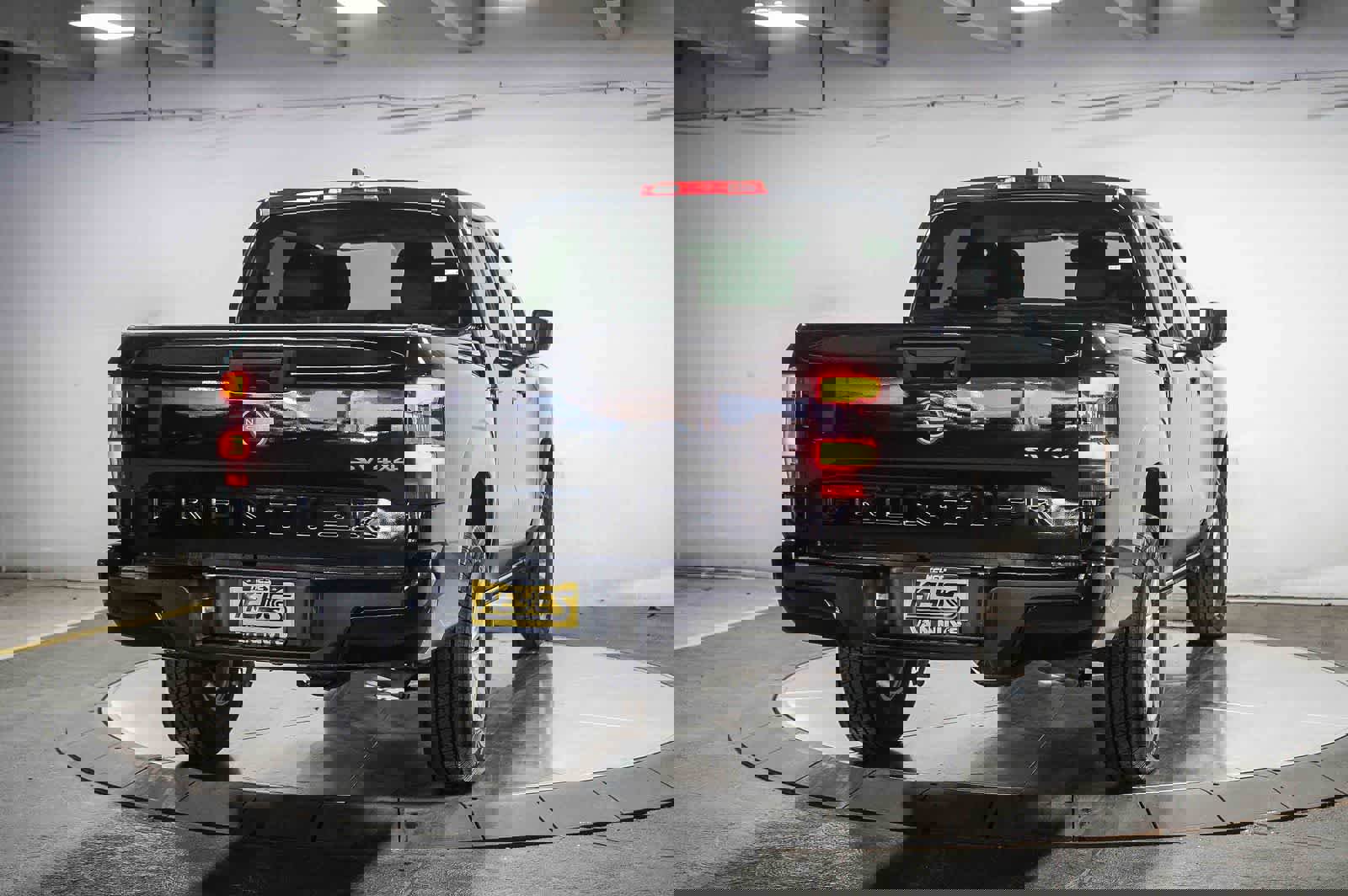 Used 2024 Nissan Frontier SV image 11