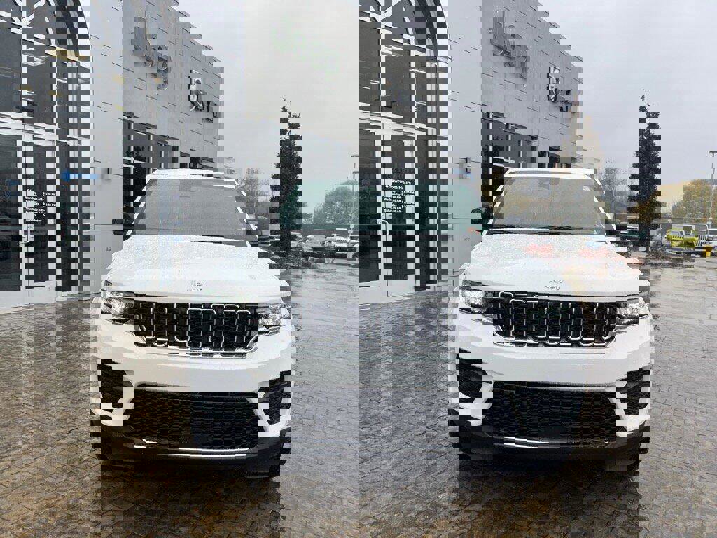 New 2025 Jeep Grand Cherokee Laredo X image 2