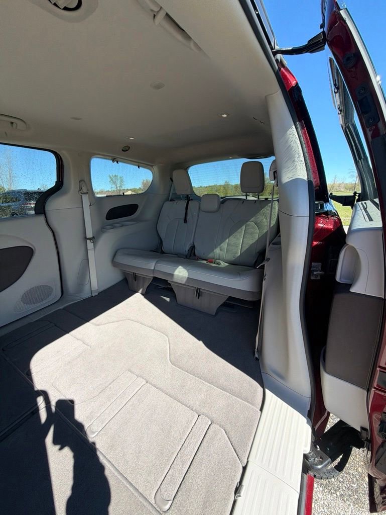 Used 2020 Chrysler Pacifica Touring-L FWD image 6